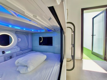 atypicap capsule hostel