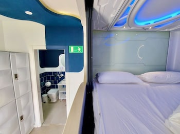 atypicap capsule hostel