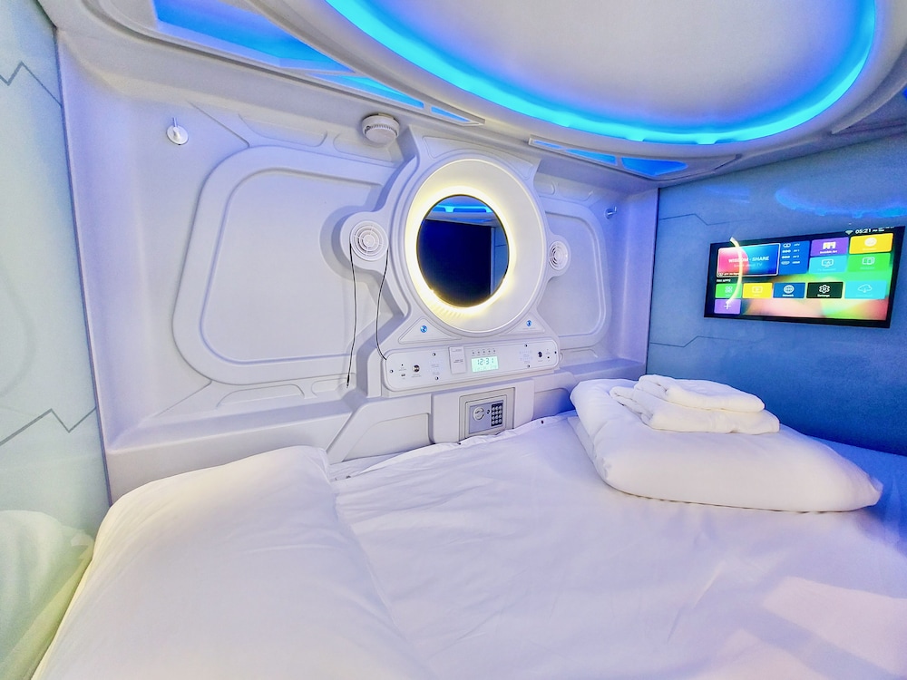 atypicap capsule hostel