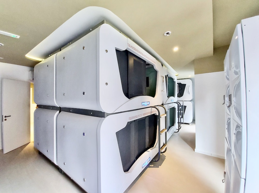 atypicap capsule hostel