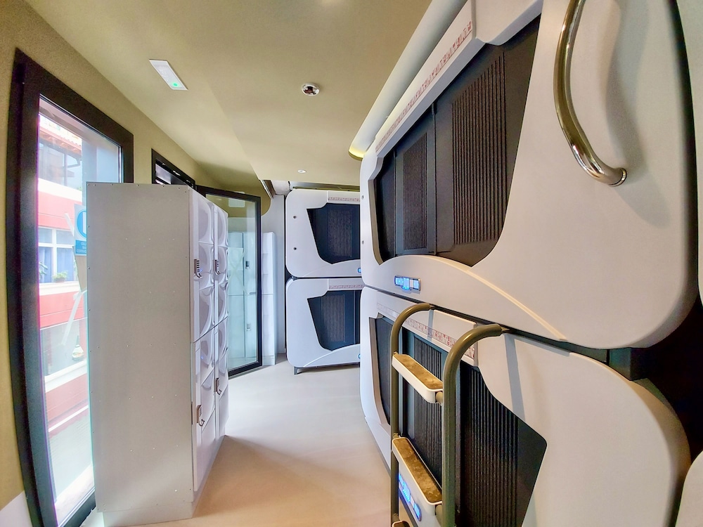 atypicap capsule hostel