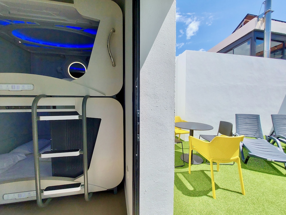 atypicap capsule hostel