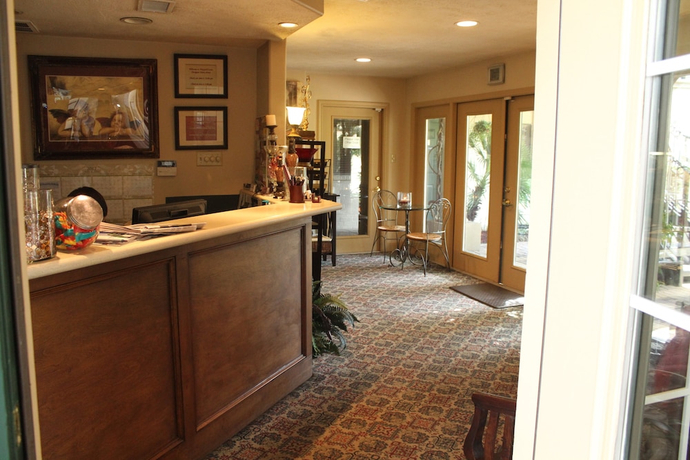 vineyard court designer suites hotel