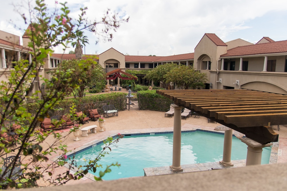 vineyard court designer suites hotel