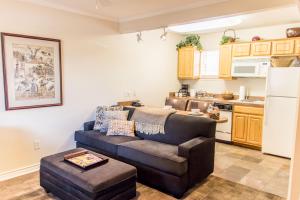 Vineyard Court Designer Suites Hotel,College Station>>Brazos,3 star