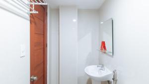 reddoorz near mercado del lago