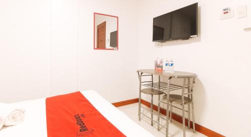 reddoorz near mercado del lago