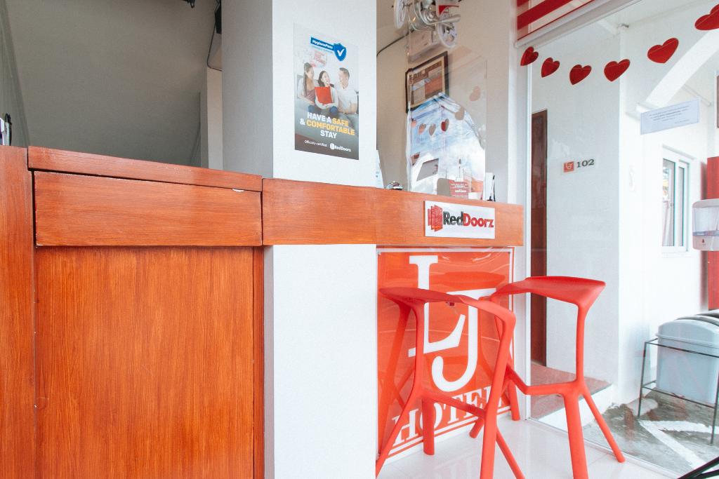 reddoorz near mercado del lago