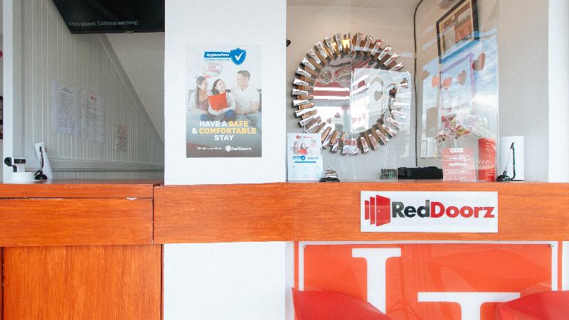 reddoorz near mercado del lago