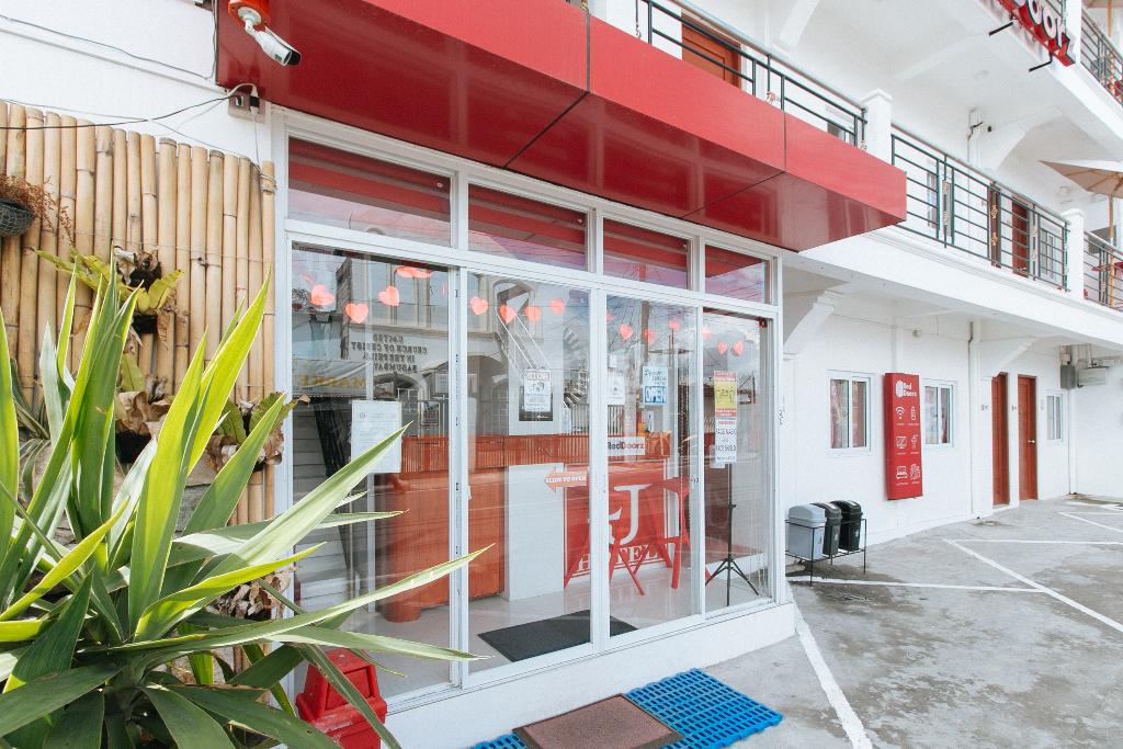 reddoorz near mercado del lago