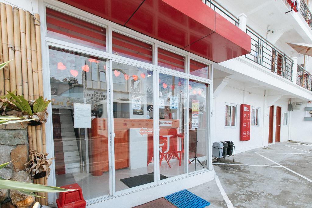 reddoorz near mercado del lago
