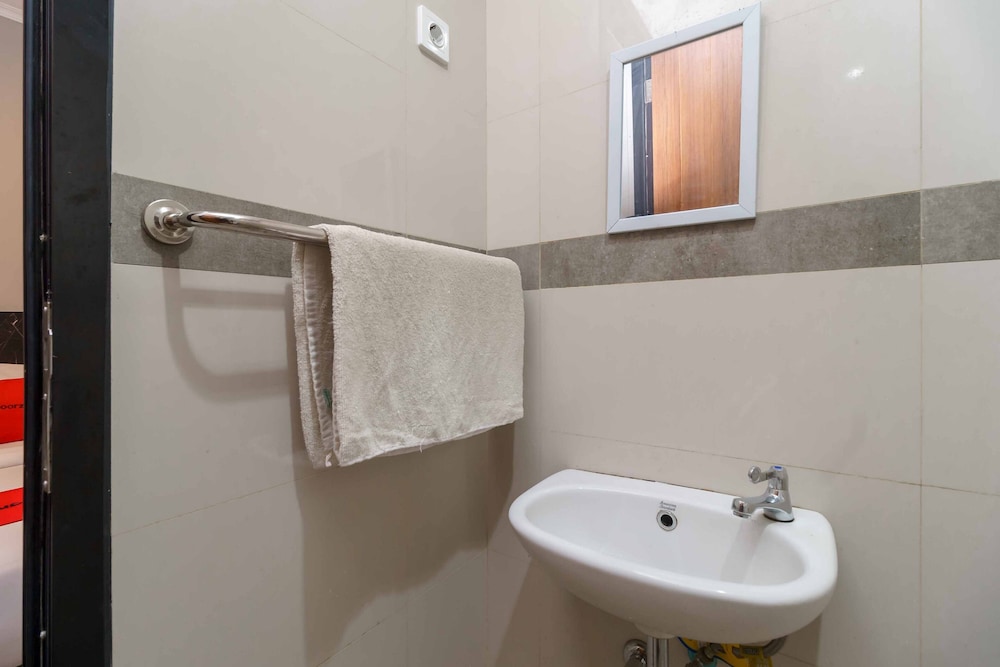 reddoorz plus near radio dalam 3