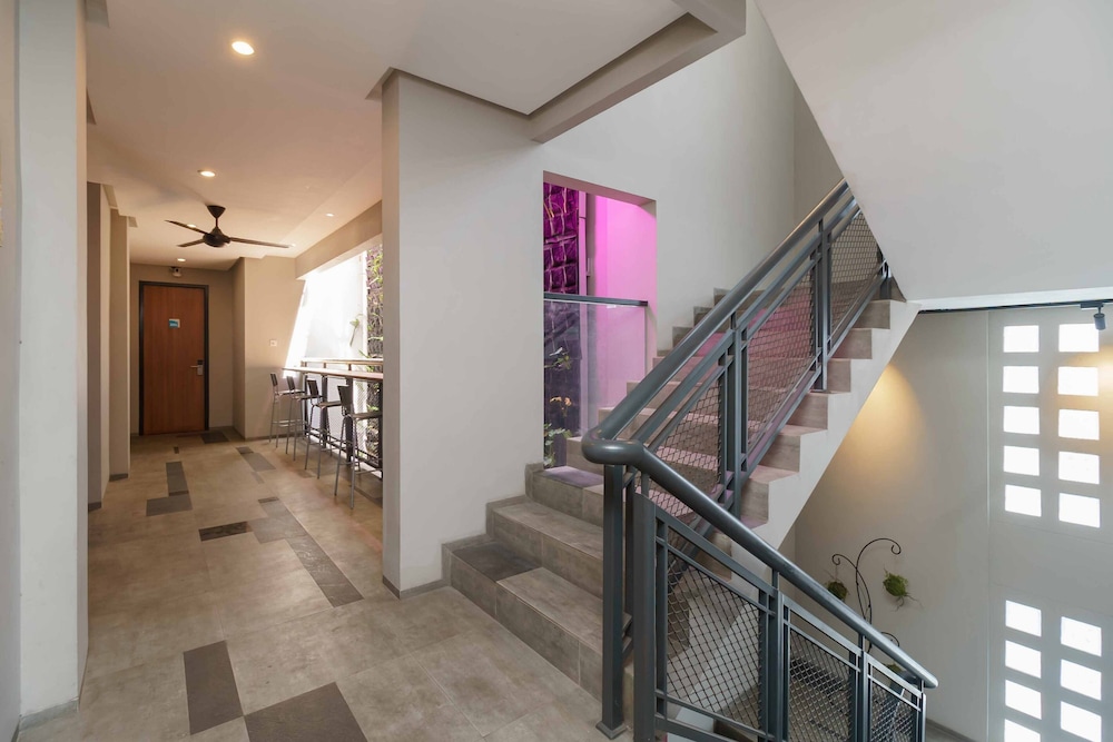 reddoorz plus near radio dalam 3