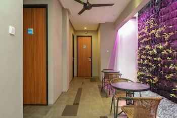 reddoorz plus near radio dalam 3