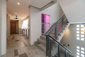 reddoorz plus near radio dalam 3