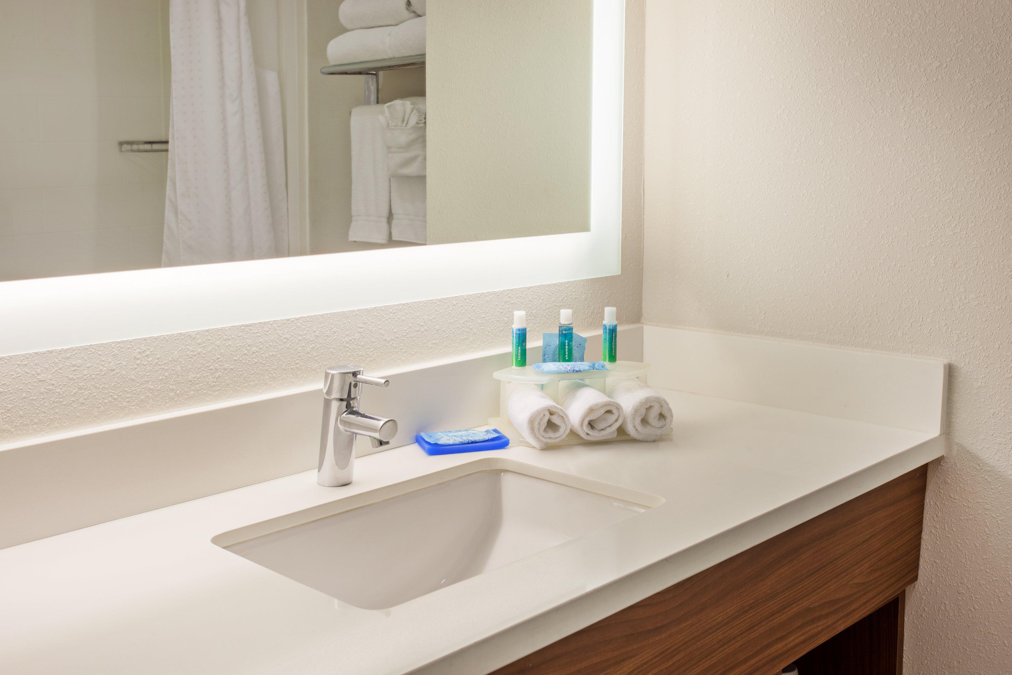 holiday inn express and suites corona by ihg
