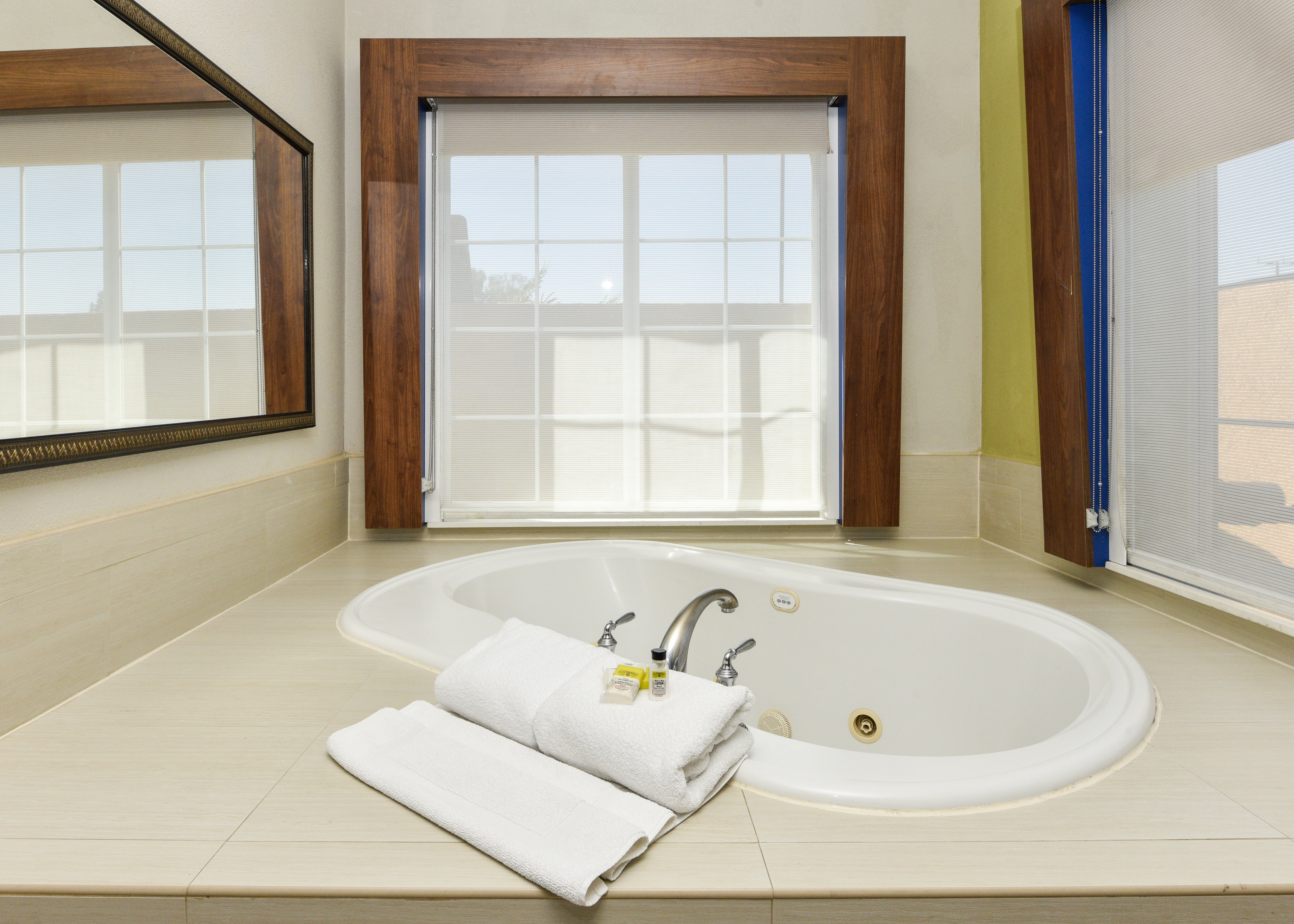 holiday inn express and suites corona by ihg