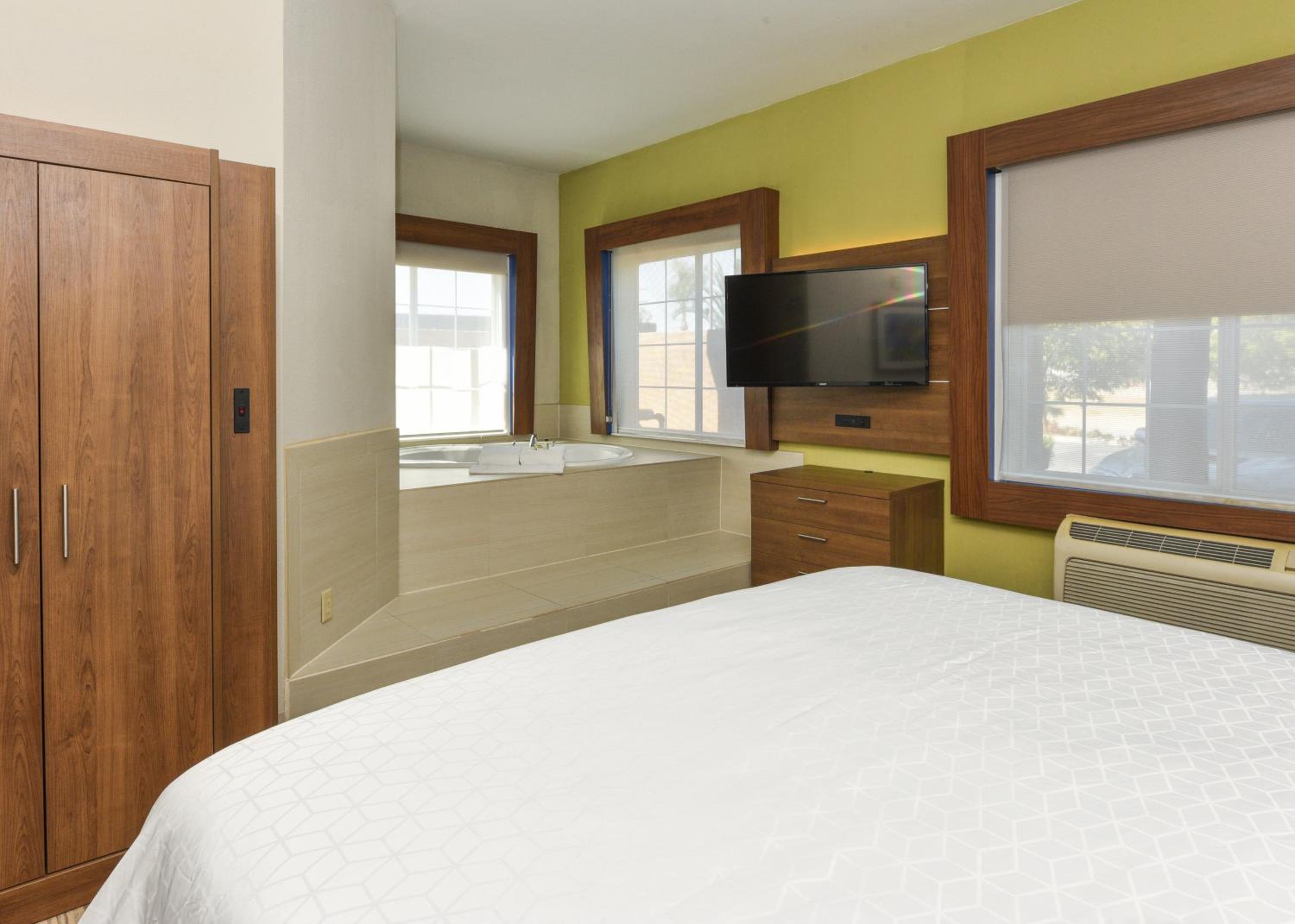 holiday inn express and suites corona by ihg