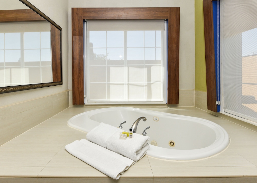 holiday inn express and suites corona by ihg