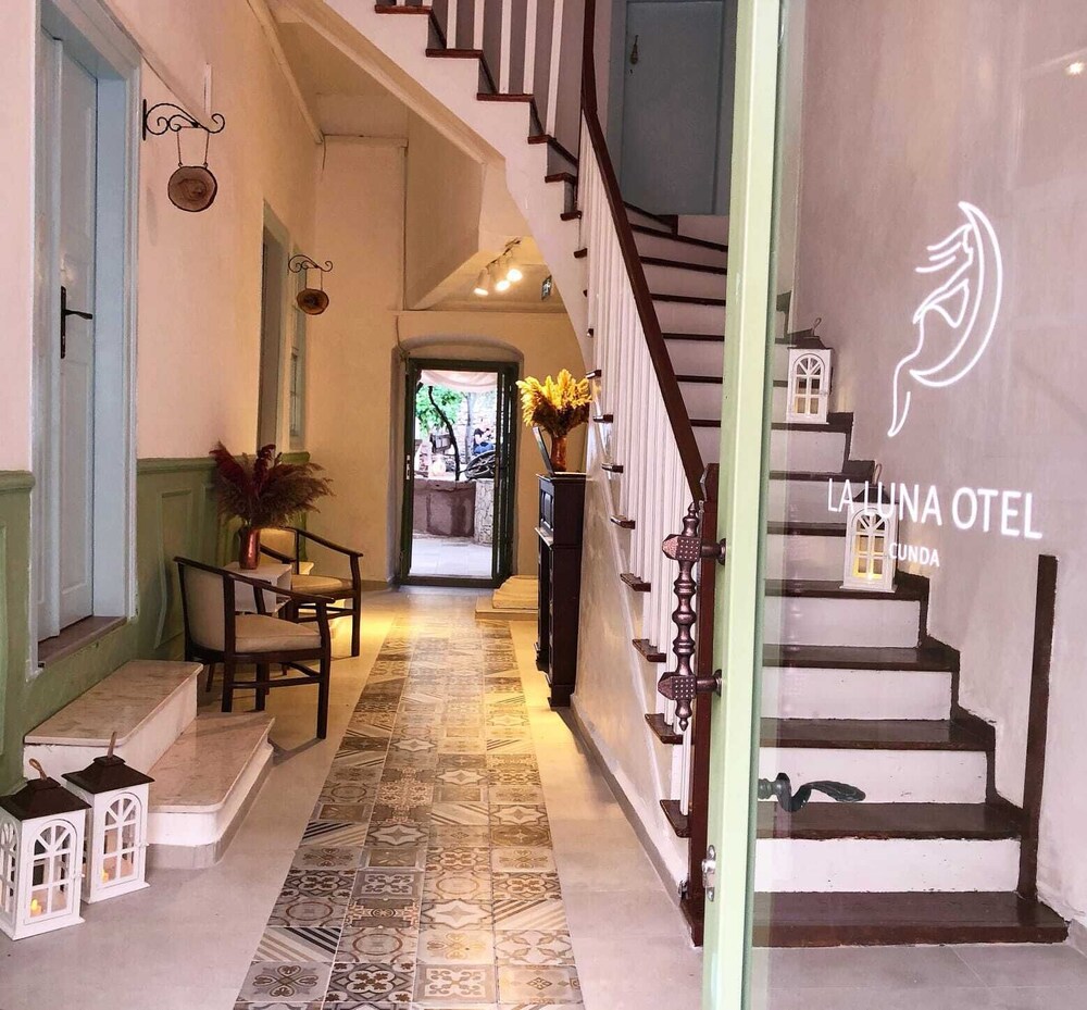 la luna otel cunda