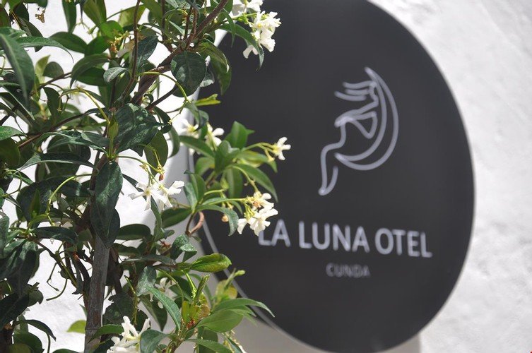 la luna otel cunda
