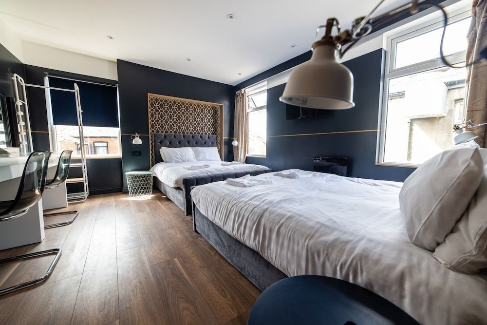 hollywood suite sasco apartments