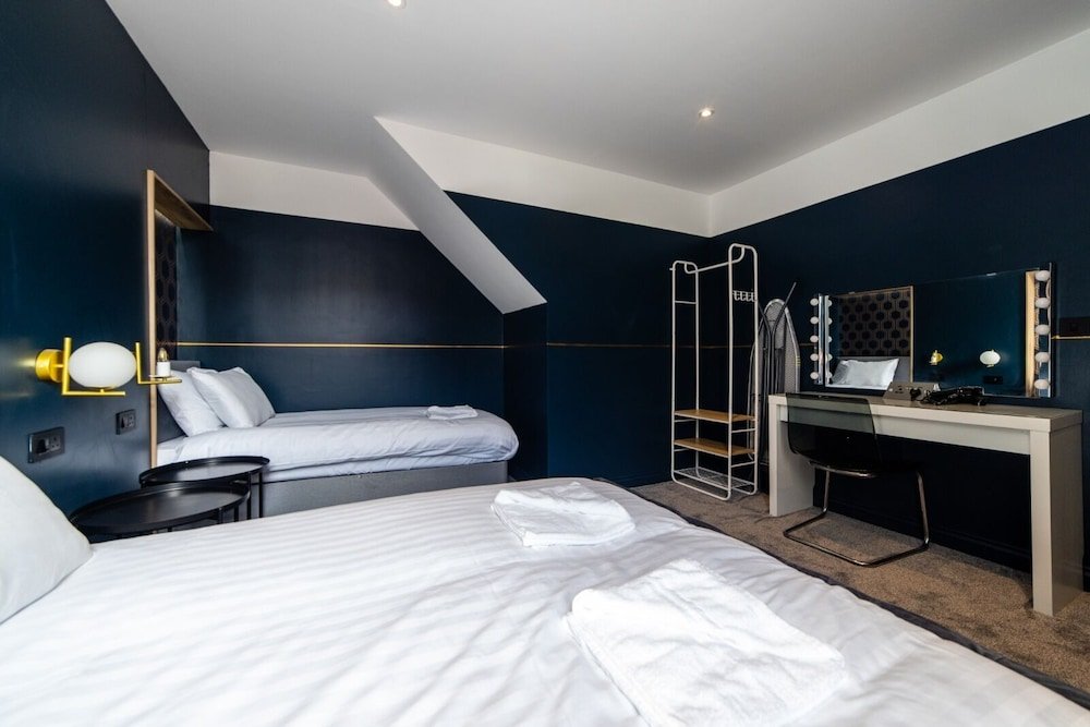 hollywood suite sasco apartments