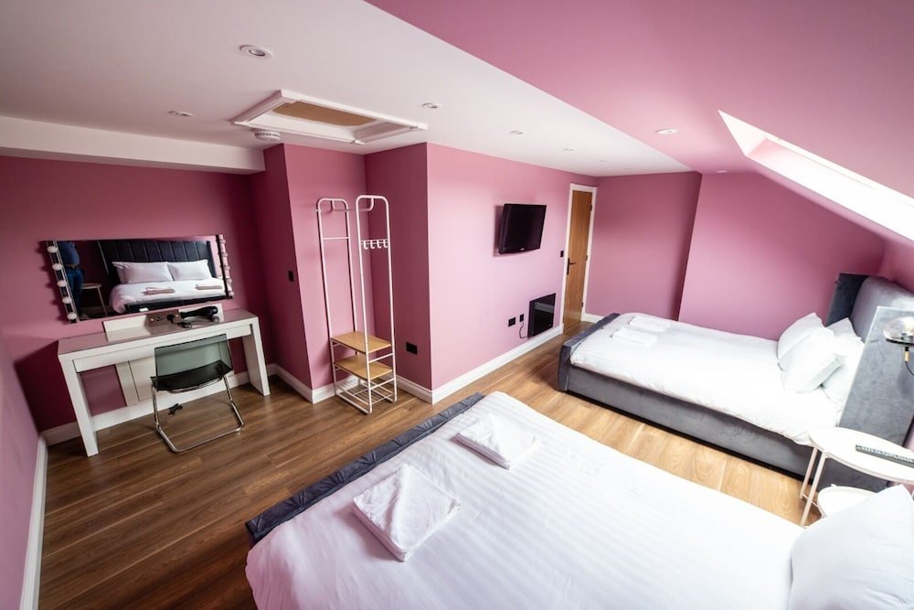 hollywood suite sasco apartments