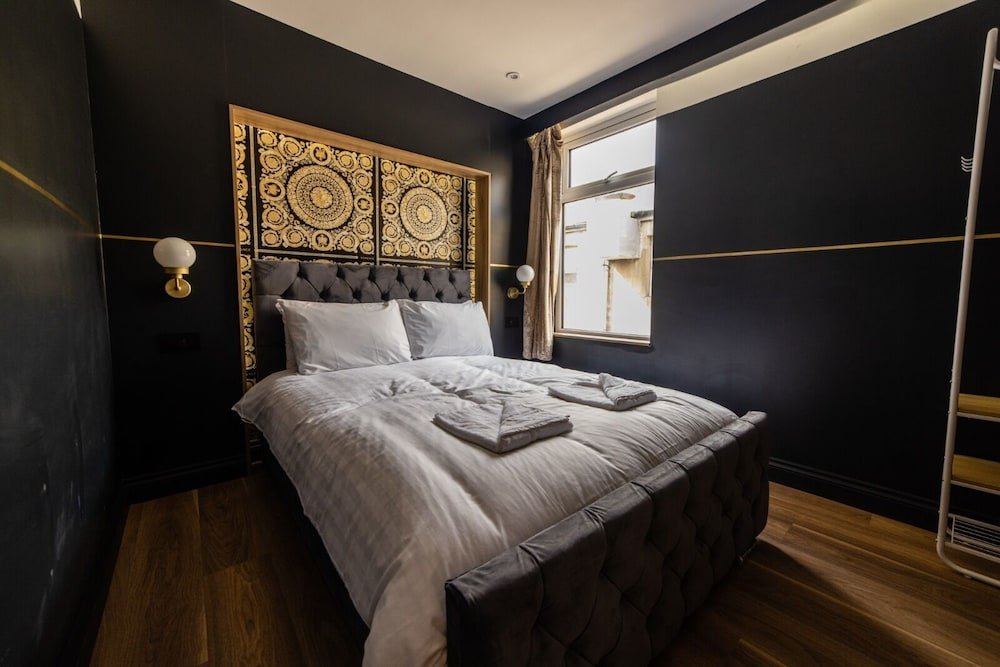 hollywood suite sasco apartments