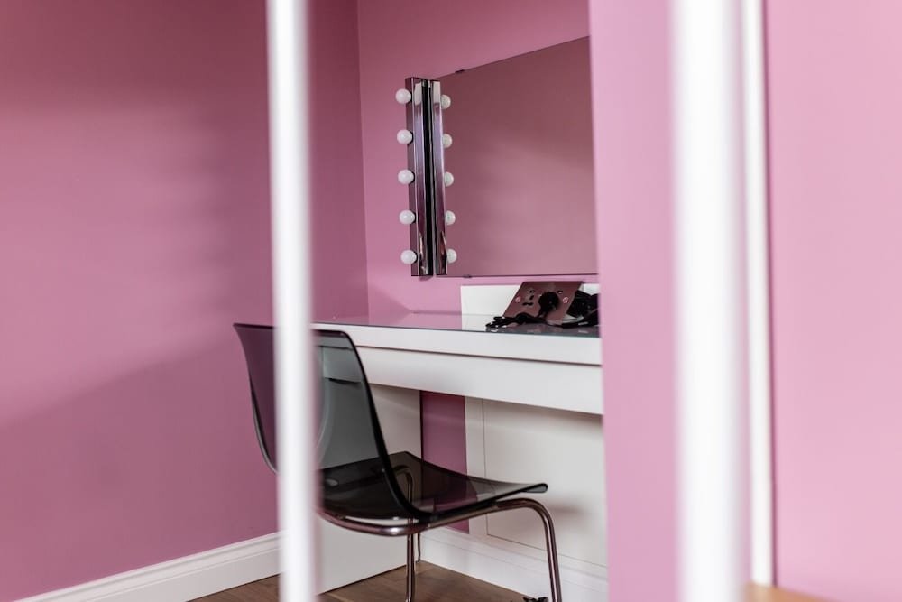 hollywood suite sasco apartments