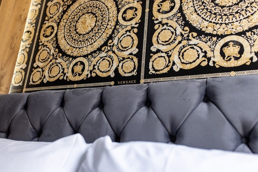 hollywood suite sasco apartments