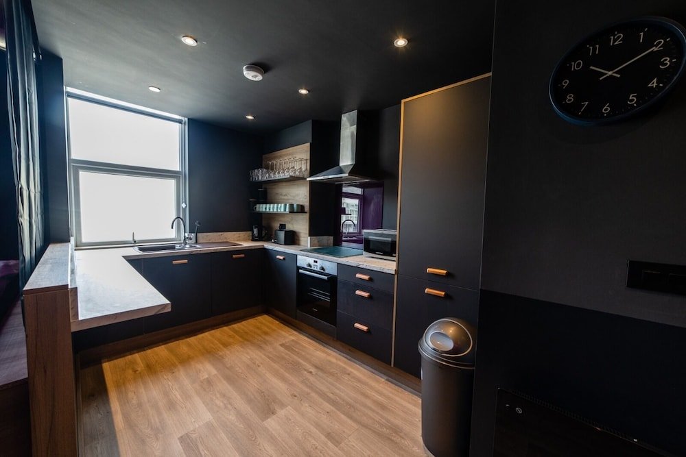 hollywood suite sasco apartments