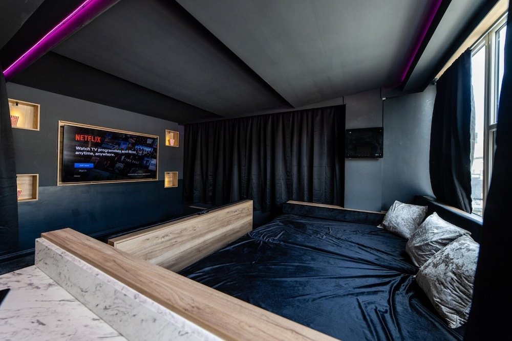 hollywood suite sasco apartments