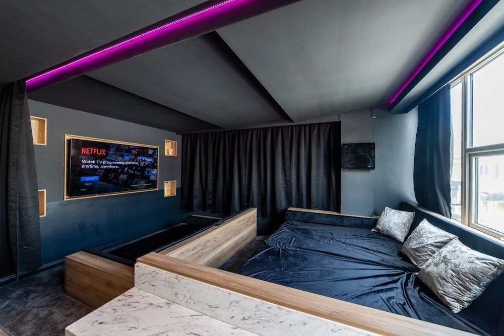 hollywood suite sasco apartments