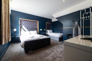 hollywood suite sasco apartments