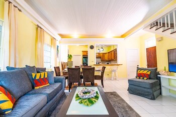 blue ocean village house at cable beach