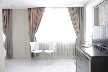spacious studio room at the jarrdin cihampelas apartment