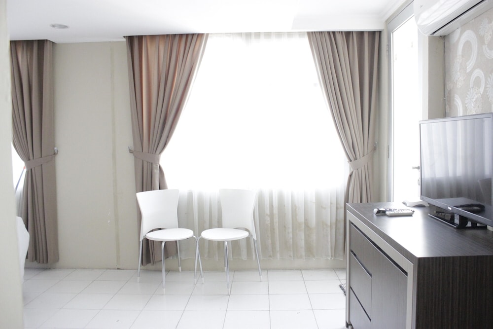 spacious studio room at the jarrdin cihampelas apartment