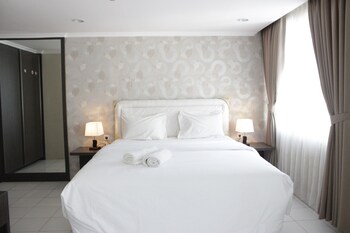 spacious studio room at the jarrdin cihampelas apartment