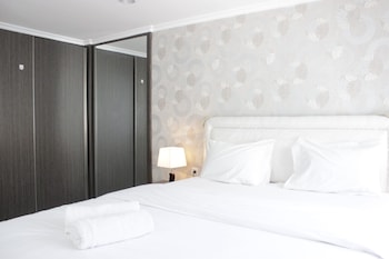 spacious studio room at the jarrdin cihampelas apartment