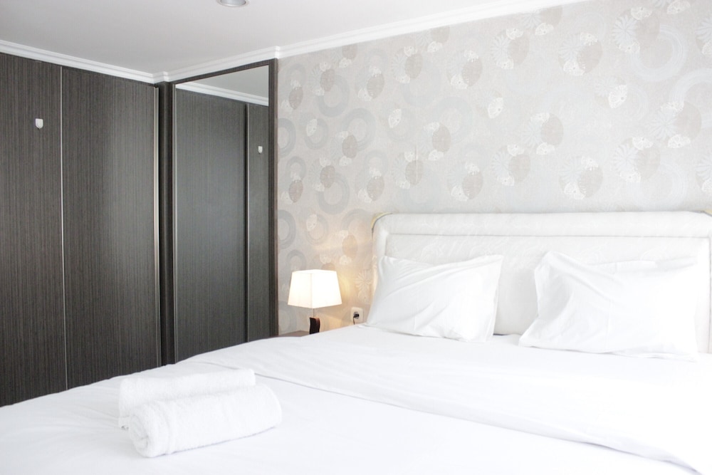 spacious studio room at the jarrdin cihampelas apartment