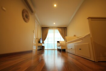 my resort hua hin family room pool view