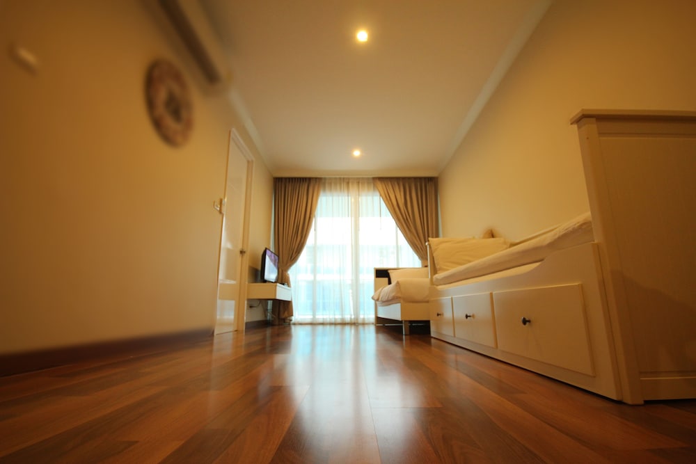 my resort hua hin family room pool view