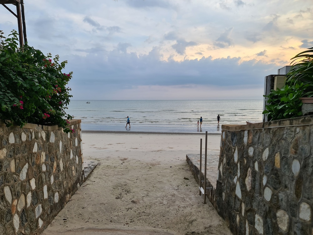 my resort hua hin family room pool view