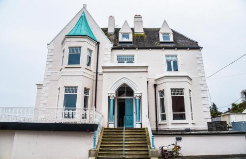 the strand bay hotel former oscar wilde home
