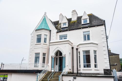 the strand bay hotel former oscar wilde home