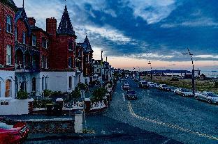 the strand bay hotel former oscar wilde home