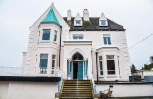 the strand bay hotel former oscar wilde home