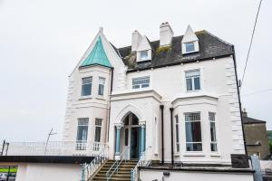the strand bay hotel former oscar wilde home