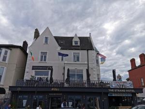 the strand bay hotel former oscar wilde home